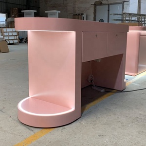 Meubles de magasin de cosmétiques : Vitrines modernes en bois courbé rose avec éclairage LED pour la vente au détail - Product Image 6