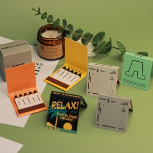 Cajas de cerillas personalizadas con diseño de logotipo, cerillas en caja con cabezas blancas, impermeables y resistentes al viento, estilo moderno para uso doméstico. - Product Image 1
