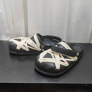 Mules décontractées tendance pour homme en cuir véritable style R, à bout fermé, avec lanière, pour l'extérieur - Product Image 1