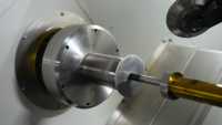 Machine de tournage CNC à bras robotisé, tour de formage de métaux robuste à chargement automatique pour la production en volume