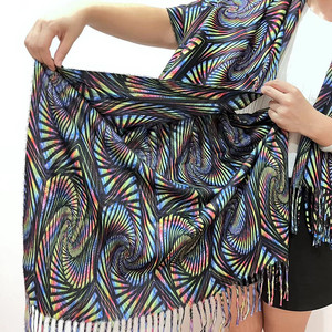 Mềm Biểu Tượng Tùy Chỉnh Kẻ Sọc Cổ UV Phản Ứng Chiếc Khăn Căng Mùa Đông In Ảo giác Sáng Bóng Lễ Hội Pashmina Khăn Choàng - Product Image 4