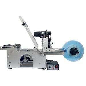 Machine d'étiquetage semi-automatique pour bouteilles d'eau minérale en plastique, machine d'étiquetage pour bouteilles rondes - Product Image 1