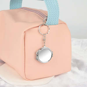 Specchietto Portatile Pieghevole a Doppia Faccia con Logo Personalizzato, Specchio Compatto per Trucco con Portachiavi, Regalo per il Makeup - Product Image 3