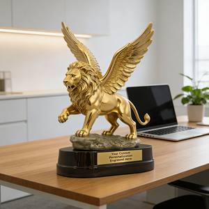 Scultura in Resina di Leone Alato Dorato Incisa su Misura, Statua Maestosa di Guardiano Reale con Leone Artigianale e Criniera Realistica - Product Image 6