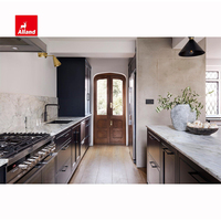 Armoire de cuisine encastrée Allandgroup avec cadre en bois noir peint, poignée linéaire, dosseret en quartz et comptoir d'îlot