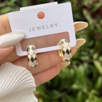 Boucles d'oreilles à la mode en cuivre plaqué or 18 carats dans divers styles pour un usage quotidien des femmes, des cadeaux élégants et rétro