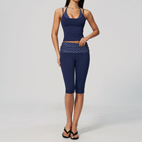 Ensemble deux pièces de fitness pour femme : débardeur athlétique à bretelles spaghetti, col halter, effet superposé et leggings capri à pois avec taille repliable