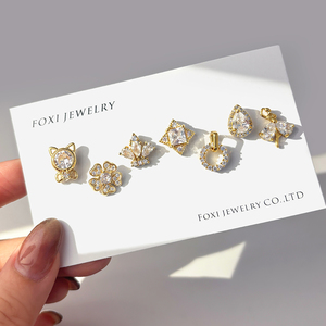 Boucles d'oreilles clous tendance en laiton plaqué or 18 carats et rhodium avec zircon, serties griffe, pour femme, idéales pour fiançailles, fêtes et mariages - Product Image 1