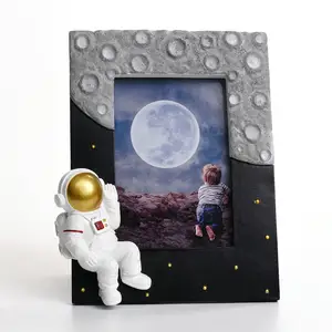 Em Estoque 6 Inch Fashion Design Space Theme Resin Astronaut Figurine Gold Photo Frame Para Kid Room Decor