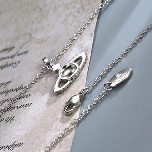 Collar de Aleación Morado Saturno de la Reina Madre Vivienne, Elegante y Casual para Niñas, con Circonita Cúbica, Color Dorado - Product Image 2