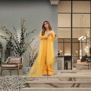 Chemisier moderne à paillettes en georgette polyester Salwar Kameez non cousu Embellissement de perles longueur au sol extensible pour la fête - Product Image 3