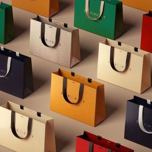 Papel de Regalo de Lujo al por Mayor, Reciclable y Ecológico, con Cinta Personalizada, Impresión Serigrafiada, Duradero y Reutilizable para Ropa - Product Image 2