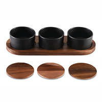 Plateau à condiments rond moderne en bois d'acacia avec 3 bols noirs et sous-verres assortis, écologique pour la cuisine ou la présentation sur table