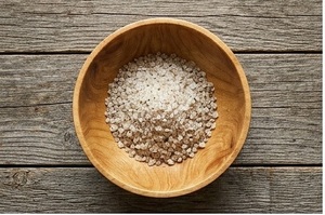 Bol de service rond en bois fait main, élégant, avec motif brûlé par électrolyse, idéal pour servir des fruits et des salades - Product Image 3