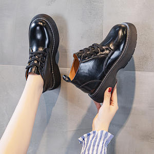 Botines Verdes de Plataforma con Diseño Retro para Mujer, Ideales para Atuendos Juguetones y Diversión Diaria - Product Image 3