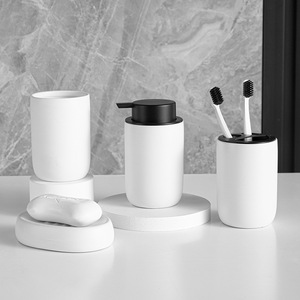 Juego <span class=keywords><strong>de</strong></span> Baño <span class=keywords><strong>de</strong></span> Cerámica Minimalista <span class=keywords><strong>de</strong></span> Lujo en Negro Mate/Blanco/Gris, Dispensador <span class=keywords><strong>de</strong></span> Jabón, Vaso para <span class=keywords><strong>Cepillo</strong></span> <span class=keywords><strong>de</strong></span> Dientes, <span class=keywords><strong>Jabonera</strong></span>, Portacepillos <span class=keywords><strong>de</strong></span> Dientes, Kit <span class=keywords><strong>de</strong></span> Almacenamiento - Product Image 1