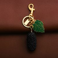 Porte-clés mousqueton tendance en résine colorée, motif grappe de raisin et mûre, avec breloque feuilles vertes, pendentif pour sac femme, cadeau pour voiture
