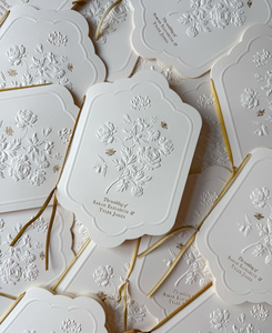 Marque-places <span class=keywords><strong>de</strong></span> table <span class=keywords><strong>de</strong></span> mariage personnalisés <span class=keywords><strong>de</strong></span> luxe en acrylique blanc, motif floral ivoire en relief 3D, avec numéros, <span class=keywords><strong>pour</strong></span> fêtes, banquets et douches nuptiales - Product Image 3