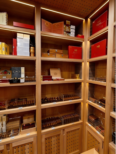 Diseño Interior de Lujo para Salón de Cigarros, Humidor con Sistema de Humidificación Integrado, Vitrina de Exhibición de Cedro Español, Solución Completa para Tiendas - Product Image 4