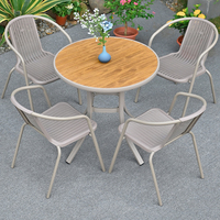 Ensemble de meubles de patio d'extérieur modernes et durables chaises de table à manger en bois beige imperméable et résistantes aux UV pour jardin, balcon et villa