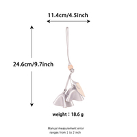 Breloque de sac en cuir argenté en forme de fleur, vente en gros, conception personnalisée acceptée, idéale pour sac fourre-tout, suspension dans la garde-robe, décoration de poussette