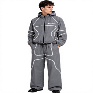 Conjunto deportivo de dos piezas de nailon transpirable, estilo vintage, con chaqueta y pantalones con cordón y cremallera para hombre. - Product Image 3