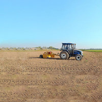 Sistem Kontrol Perataan Lahan dengan Presisi RTK untuk Traktor dalam Pekerjaan Perataan Lahan Pertanian Skala Besar