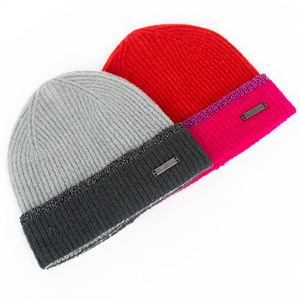 Gorros de punto jacquard personalizados OEM de tela suave 100% acrílico con ribete de encaje y parche metálico - Product Image 1