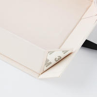 Boîte d'emballage de vêtements en carton blanc de luxe, pliable, avec ruban décoratif, boîte cadeau avec finition brillante mate et gaufrage