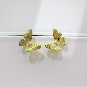 Pendientes de plata de ley 925 personalizados, bonitos pendientes mate al por mayor, baratos, para niños, pequeños pendientes de mariposa de oro de 18k para niñas - Product Image 4