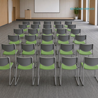 Chaise de réunion empilable verte pour un environnement d'apprentissage confortable, avec structure métallique, sièges de formation connectables pour bureau et salle de classe