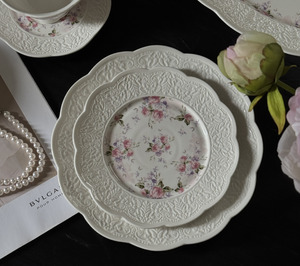 Elegante Juego de Vajilla de Porcelana con Relieve Floral Francés - Platos y Tazas de Cerámica con Rosas Rosadas Vintage para Bodas y Eventos, Venta al Por Mayor - Product Image 4