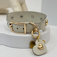 Collier pour chien en cuir de vachette pleine fleur texturé alligator, orné de cœurs métalliques dorés, pour chiens de petite et moyenne taille