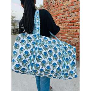 Cubrecama de algodón suave al tacto con estampado inspirado en la herencia y líneas de costura fluidas que crean una atmósfera de colcha. - Product Image 6