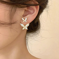 Femmes crème blanc perlé émail fleur coeur forme boucles d'oreilles diamant incrusté bijoux de mode en vrac en gros papillon