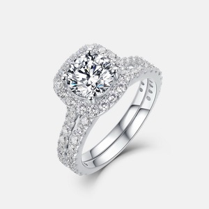 Ensemble de bagues de fiançailles 2-en-1 en argent sterling S925 avec moissanite ronde couleur D VVS1 et halo à tige fendue - Product Image 1