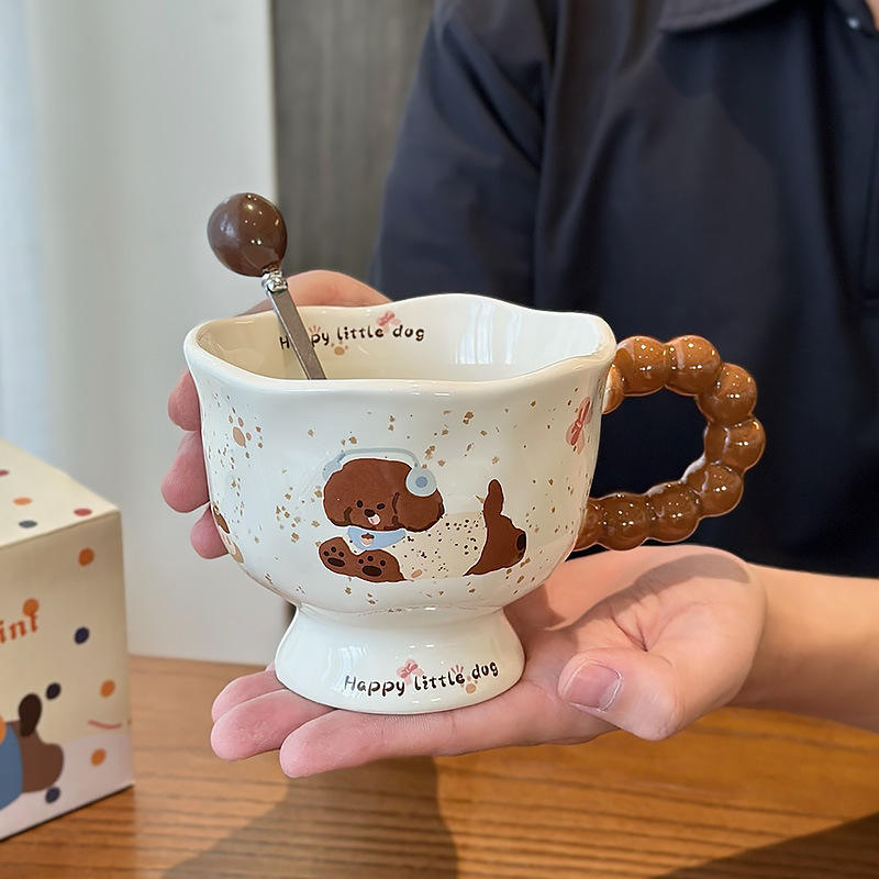 ถ้วยและช้อนสีเหลือง