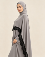 YHE031 Nouvelle Robe Longue Grise Style Cape Abaya avec Bordure en Dentelle Noire pour Femmes Musulmanes – Robe Islamique Quotidienne Premium pour l'Aïd – Vente en Gros et Personnalisation