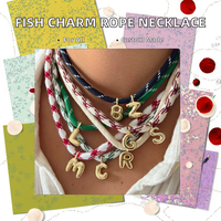 Collier tendance en acier inoxydable avec pendentif lettre imitation perle, chaîne fine, breloque poisson mignonne et exquise, idéal pour les fêtes