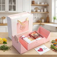 Boîte cadeau personnalisée rose avec logo, en carton gris, pelliculage mat – Grande taille pour emballage souvenir anniversaire et rentrée scolaire