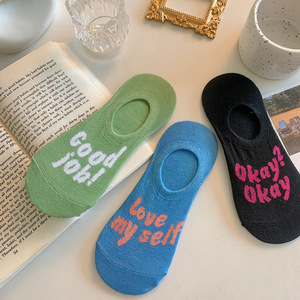 Calcetines invisibles de algodón fino y transpirable con estampado de letras para mujer, de corte bajo, para uso casual. - Product Image 3