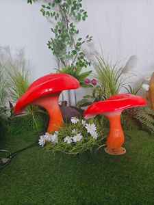 Lampe de jardin fantaisiste en forme de champignon pour une ambiance nocturne dans le jardin et des allées scéniques - Product Image 1