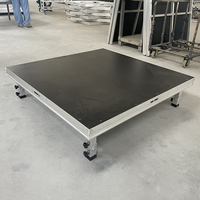 Plataforma de Escenario Portátil de Aluminio con Patas Cuadradas Negras, Piso de Madera Contrachapada para Conciertos y Eventos