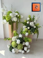 Susunan Bunga Artifisial Sutra+Kain Modern Putih Hijau Calla Lily Ranunculus Mawar Hydrangea 80cm untuk Meja Pernikahan