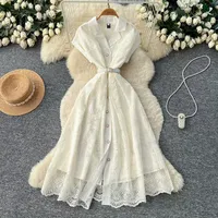 Robe en dentelle brodée pour femmes, design élégant, mode estivale, disponible en rouge, bleu et blanc, tailles de la S à la XXL, vente en gros