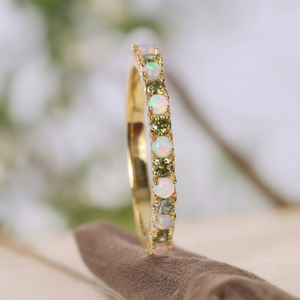 Anillo de banda de eternidad de ópalo blanco y Peridoto, anillo de banda de racimo de plata 925, anillo nupcial de ópalo de fuego múltiple, anillo delicado, anillo de regalo de Navidad - Product Image 1