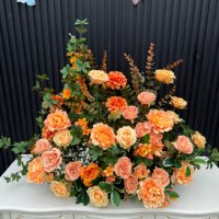 Boules de fleurs artificielles rose pastel et bleues, arrangements floraux pour décorations de table de mariage en plein air