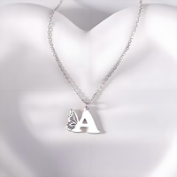 Collar Dropshipping con Colgante de Mariposa Hueca Personalizado con Nombre e Inicial en Chapa de Oro de 18K para Mujer