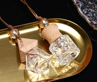 Pendentif Diffuseur de Parfum de Voiture en Verre avec 4 Arômes d'Huiles Essentielles pour une Fragrance Longue Durée, Ornement pour l'Intérieur Auto