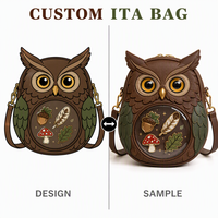Bolso Ita Personalizado con Diseño de Búho Nocturno, Ventana de Tela Marrón, Pluma, Rayas, Pin, Estrella, Detalle Metálico Dorado, Triángulo y Pico, Bolsa de Regalo